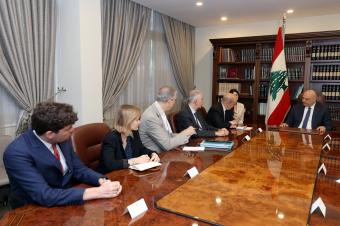 عون للودريان: نأمل أن تفضي مفاوضات واشنطن إلى وقف ثابت لإطلاق النار