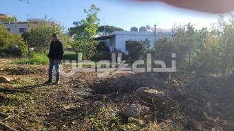 بالصور - نجاة عائلة بأعجوبة من الموت في القليعة بعد سقوط صاروخ قرب منزلها ليلا