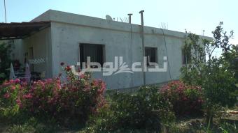 بالصور - نجاة عائلة بأعجوبة من الموت في القليعة بعد سقوط صاروخ قرب منزلها ليلا