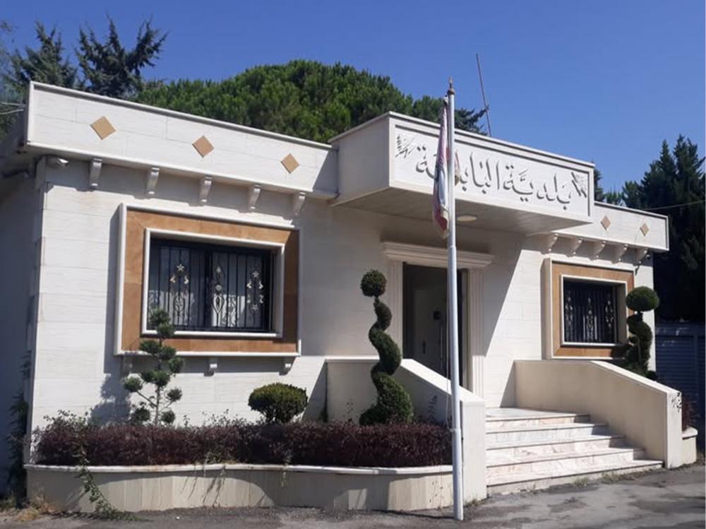 بلدية البابلية تصدر بيانًا تحذيريًا وتدعو السكان إلى البقاء في المنازل