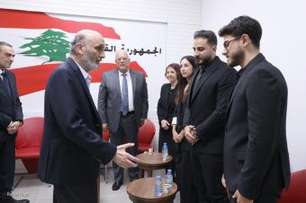 جعجع يلتقي عائلة رئيس بلدية دير ميماس في معراب (تصوير: رمزي الحاج)