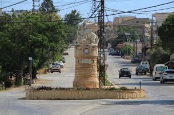 الموقع الجغرافي لبلدة القليعة جعلها نقطة وسط بين قرى المنطقة