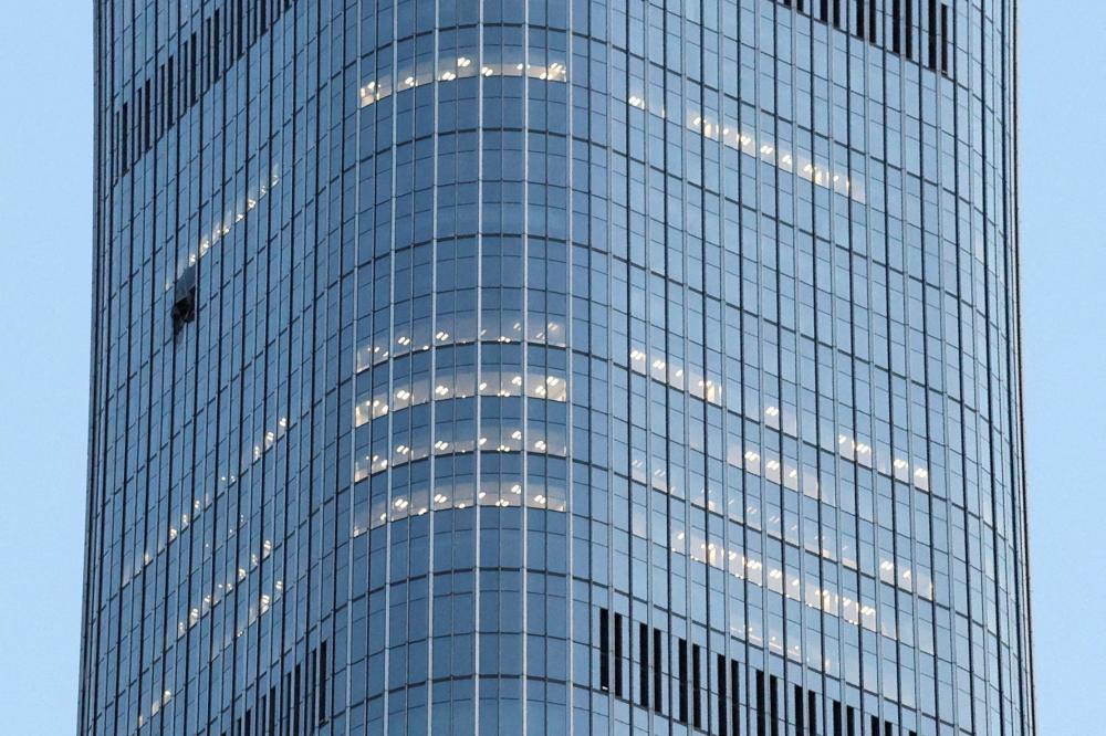بالفيديو - طائرة تصطدم بناطحة سحاب في بكين