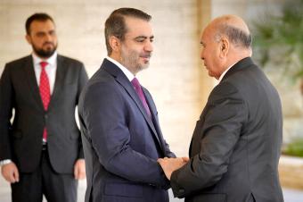 الشيباني مصافحًا حسين في دمشق أمس (أ ف ب)