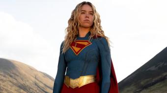 "SUPERGIRL" تخرج من ظل ابن عمّها "SUPERMAN"
