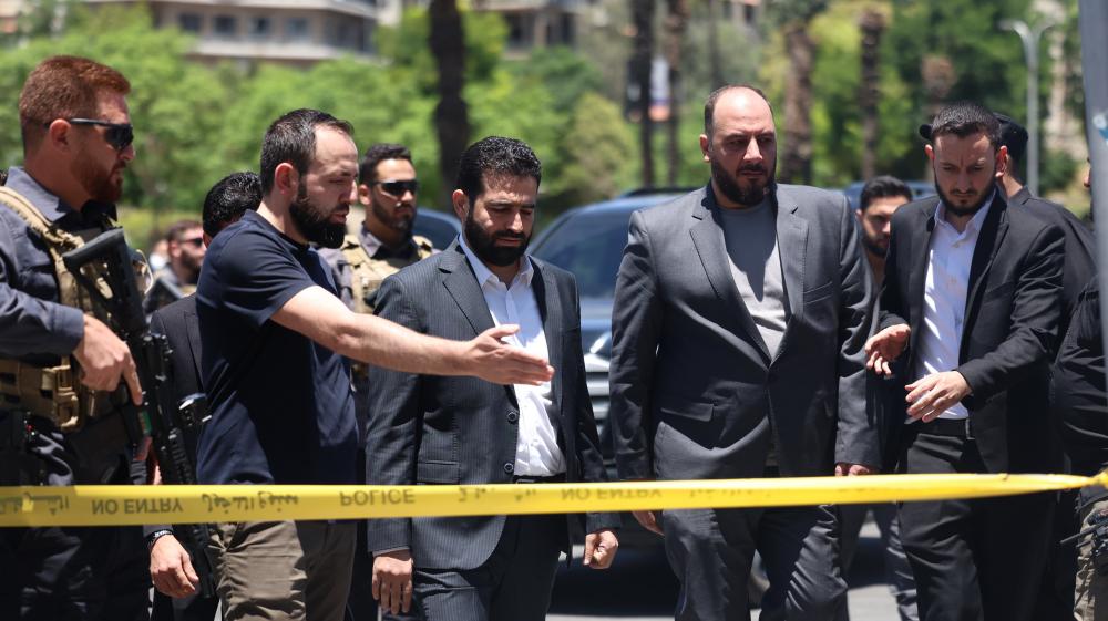 أنس خطاب يتفقد موقع الانفجار قرب وزارة السياحة في دمشق
