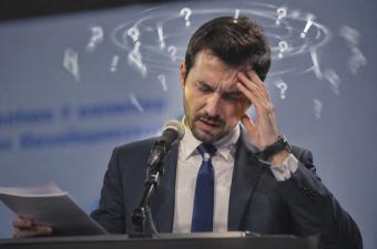 دوار المذيع والميكروفون (صورة AI)