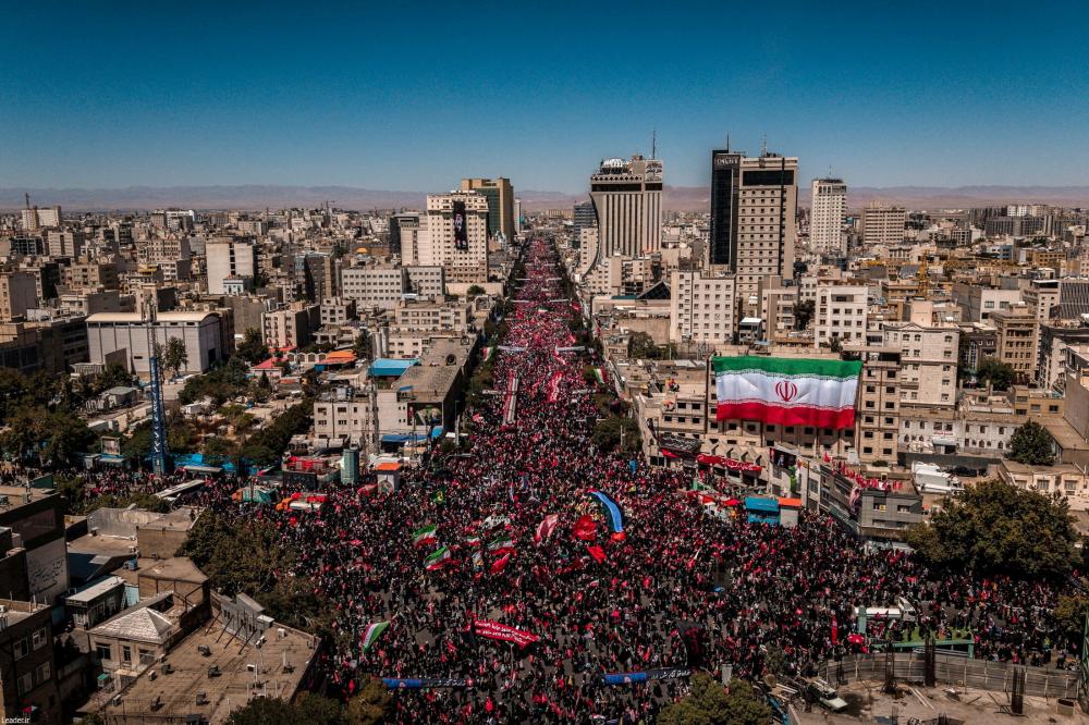 هوية الرجل المقنّع في تشييع خامنئي تُكشف
