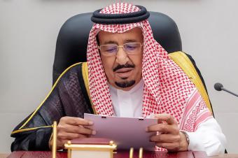 الملك سلمان يعفي بندر الخريف ويكلف الأمير عبدالعزيز بوزارة الصناعة