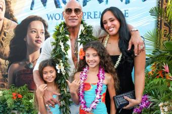 الممثل Dwayne Johnson وبناته في العرض العالمي الأوّل لـ "Moana"
