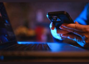 ابتزاز إلكتروني بـ8000 دولار... احتفظ بفيديوهات خاصة وهدد بنشرها