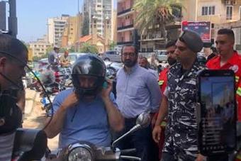 قوى الأمن توزع خوذًا واقية لتعزيز السلامة المرورية