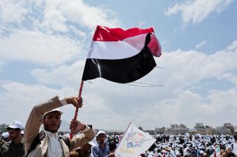 المتمردون الحوثيون يزعمون استهداف مطار نجران في السعودية