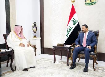 الزيدي خلال لقائه رئيس الاستخبارات العامة السعودي في بغداد أمس (مكتب الزيدي)