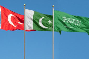 السعودية وتركيا وباكستان توقع اتفاق دفاع مشترك وسط الاضطرابات بالمنطقة