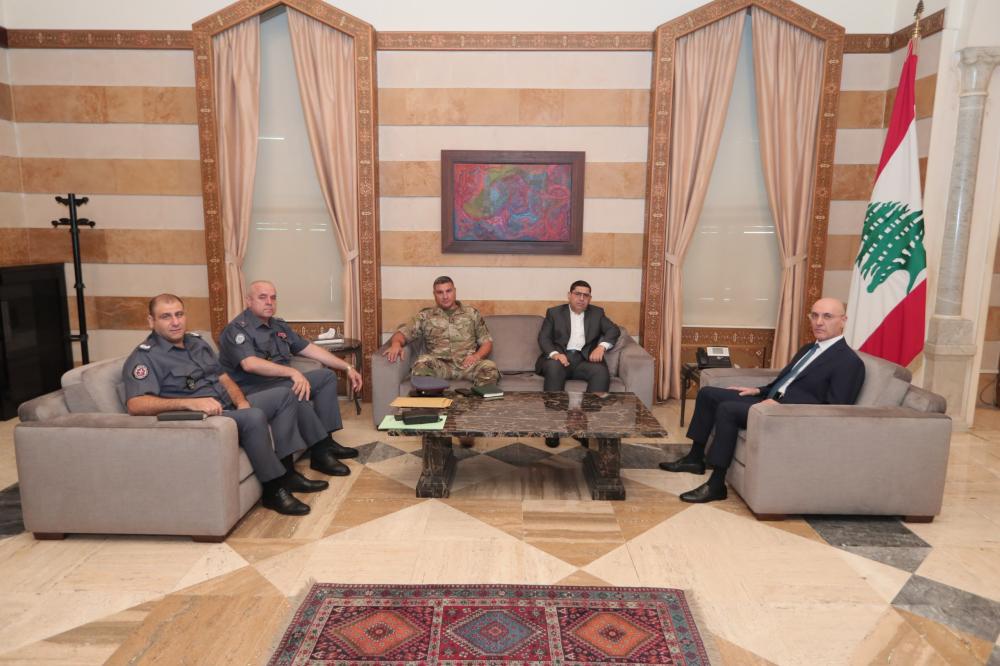 الحجار يبحث تدابير الحد من خطر الطيور على الملاحة الجوية في محيط المطار