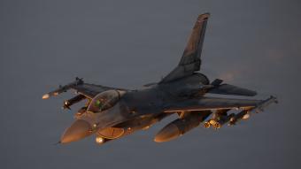 مقاتلة F-16 أميركية تحلّق فوق الشرق الأوسط خلال دورية