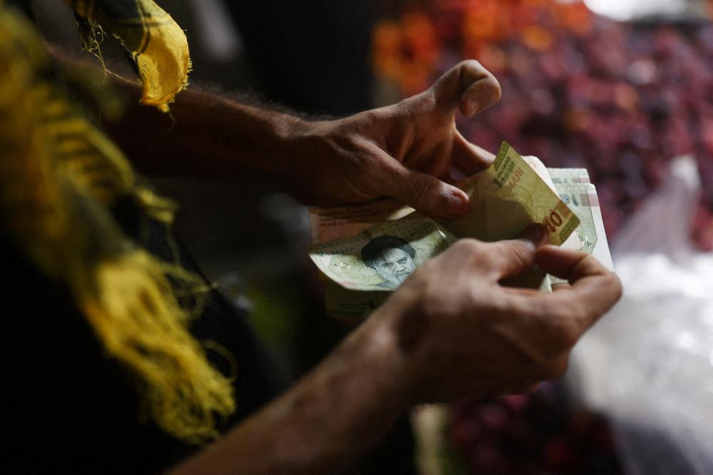 رحلة الريال الإيراني تختصر سطوة العقوبات