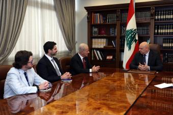 عون وعيسى يبحثان تحرير المحتجزين ومسار التفاوض