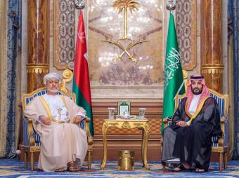 بن سلمان يستقبل سلطان عُمان في جدة ويبحثان أمن المنطقة واستقرارها