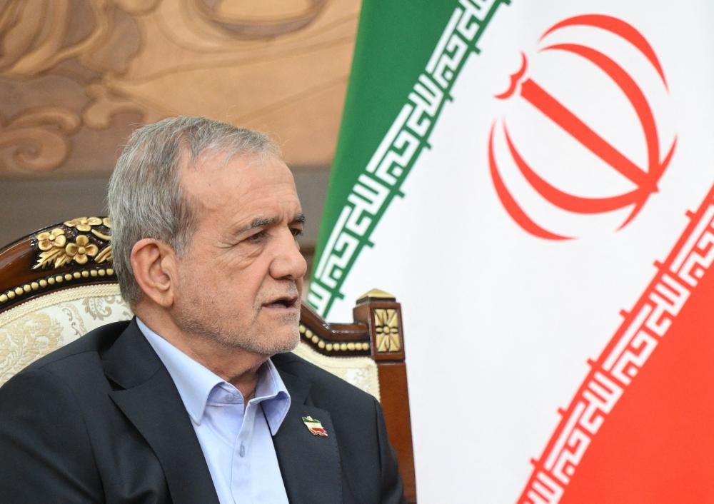 العقوبات والضربات الأميركية تضغط على إيران... وبزشكيان يأمر بإجراءات استثنائية