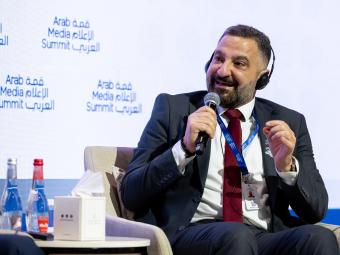 طارق أبوزينب يشارك في جلسة حوارية بقمة الإعلام العربي بدبي بعنوان: "كيف يتعامل الإعلام مع أزمات المنطقة؟"