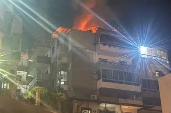 حريق في ألواح الطاقة الشمسية على سطح مبنى في ضبية