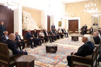 عون لوفد النواب السنّة: الإرهاب لا طائفة ولا دين له... وقانون تخفيض العقوبات لا يطال المجرمين