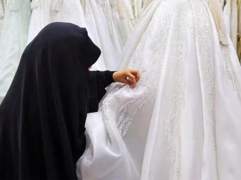 طفلة بعمر 11 عامًا تزوجت عبره... تحقيق يكشف ممارسات تطبيق إيراني