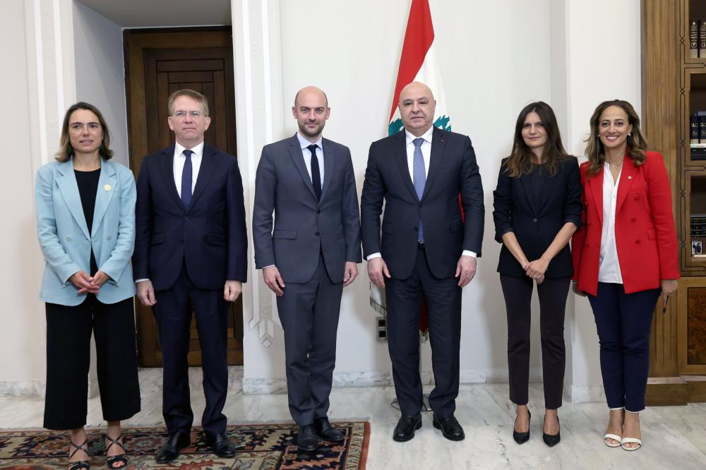 الرئيس عون مستقبلاً وفدًا فرنسيًا: الجيش ينفّذ قرارات السلطة السياسية