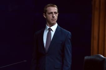 الممثل Jeremy Strong في دور "مارك زوكربيرغ"
