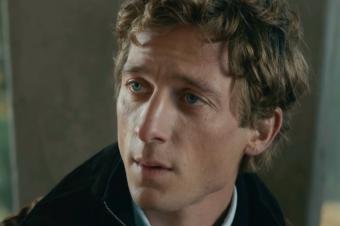 الممثل Jeremy Allen White في دور "Jeff Horwitz"