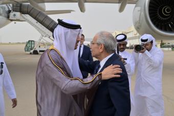 سلام يستقبل رئيس الوزراء القطري في مطار بيروت