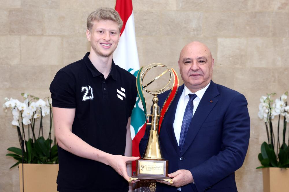الحكمة يقدّم كأس البطولة إلى الرئيس جوزاف عون