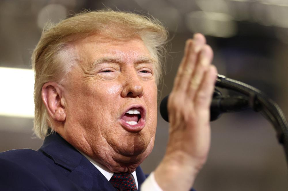 ترامب يقرّ بتواصل فانس مع طهران ويؤكد أن الهدف إمدادات طبية لا مفاوضات