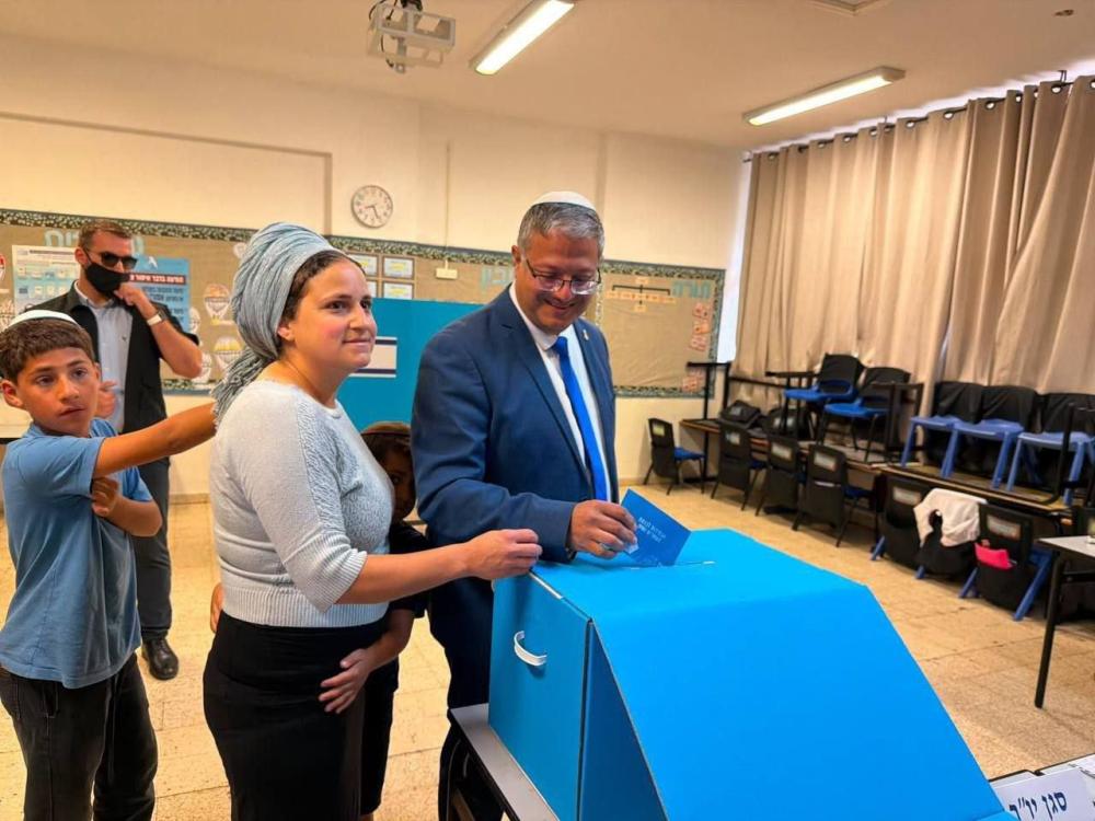 بالصورة - بن غفير يدلي بصوته في الانتخابات الإسرائيلية