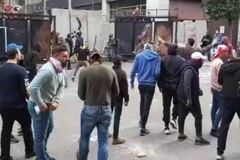 محتجون تمكنوا من كسر أحد الأبواب الحديدية لمدخل مجلس النواب