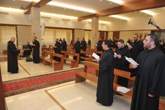 رتبة سجدة الصليب في جامعة الروح القدس... الهاشم: دعاؤنا وصومنا على نيّة خلاص لبنان