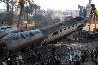 انقلاب قطار في محافظة القليوبية بمصر بعد خروجه عن القضبان