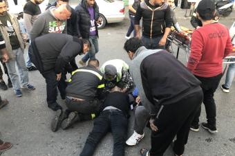 اصابة سائق دراجة نارية بحادث صدم على طريق البص صور
