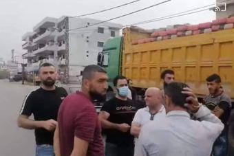 توقيف شاحنة اسمنت على اوتوستراد المنية احتجاجا على تدابير الشركة