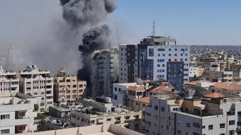 بالفيديو: لحظة إنهيار برج الجلاء في غزة