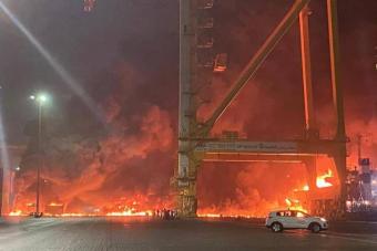 بالفيديو: انفجار في سفينة راسية قبالة جبل علي في دبي