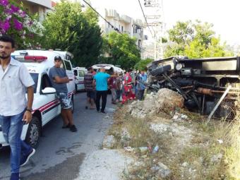 جريحان بحادث انقلاب شاحنة لنقل النفايات في عين الدلب