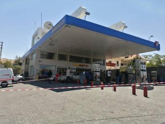 الجيش صادر كميات بنزين في محطات بعلبك ووزعها مجانا على المواطنين
