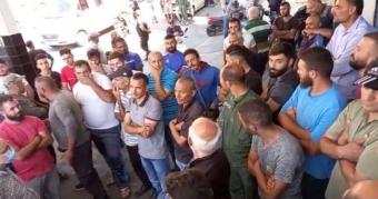 مواطن حاول فتح رمانة يدوية عند إحدى محطات الوقود بميس الجبل
