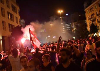 "انتفاضة الواتساب" تعمّ المناطق... "حزب الله" يركب الموجة... "العمالي" إلى الشارع... وجنبلاط لن يترك الحريري
... الطاولة انقلبت