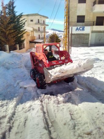 جرف ثلوج لتسهيل حركة المرور في اهدن