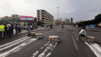 اشكال بين المتظاهرين والمعترضين على اقفال الطرقات عند جسر الرينغ