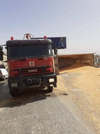 جريح بانقلاب شاحنة في مكسة